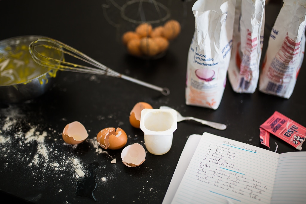 recette gateau au yaourt pour un atelier parent enfant lors d'un reportage de famille