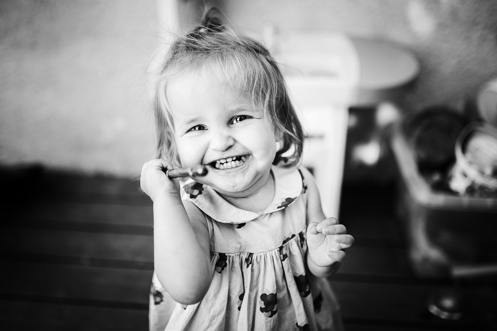sourire malicieux d'une petite fille , saisi lors d'un reportage du quotidien, par Nicole Gevrey
