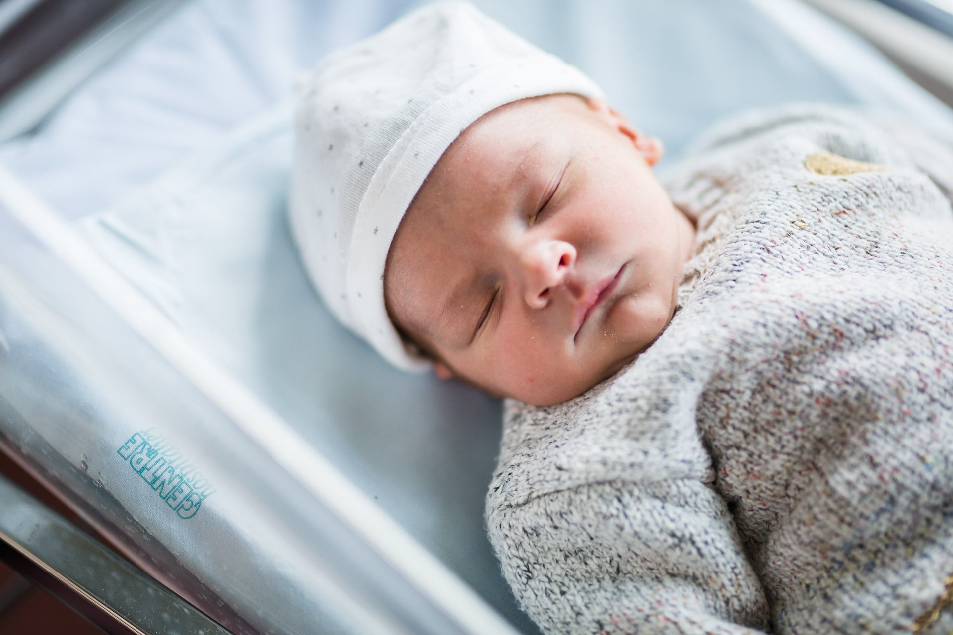 photo nouveau-né à la maternité pendant un reportage photo de naissance réalisé par Nicole Gevrey