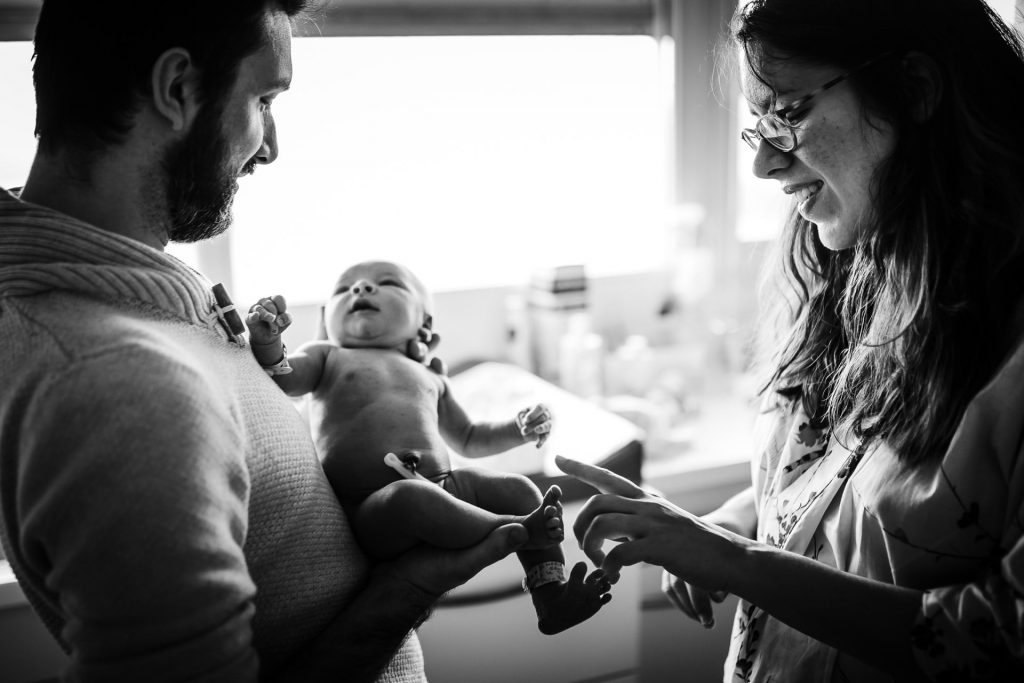 le reportage à la maternité permet d'avoir des souvenirs naturels des premiers moments de bébé